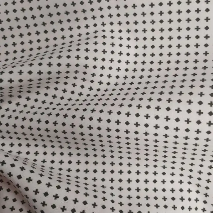 Camicia in percale di cotone bianca stampa digitale segno più e rombo nero