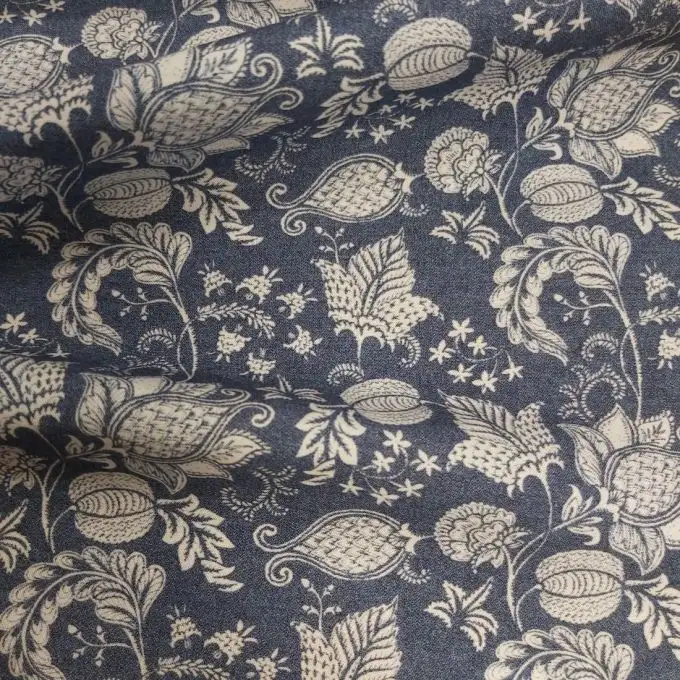 Camicia in denim di cotone percale con stampa digitale di fiori indiani bianchi