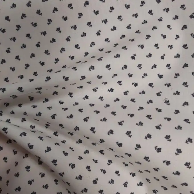 Camicia in percale di cotone bianca con stampa digitale di tulipani blu