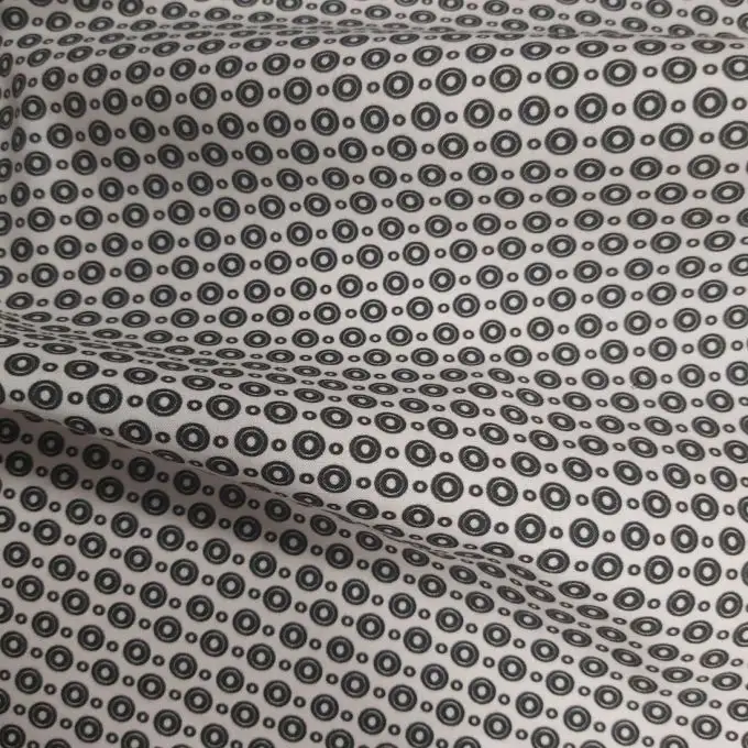 Camicia in percale di cotone bianca con stampa digitale a bolle nere