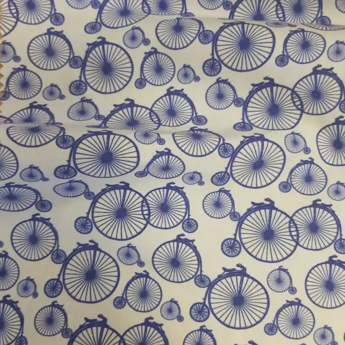 Camicia in percale di cotone bianca con stampa digitale di biciclette blu