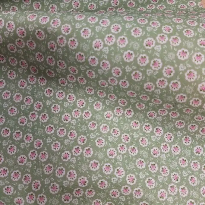 Camicia in percale di cotone verde con stampa digitale di fiori rosa