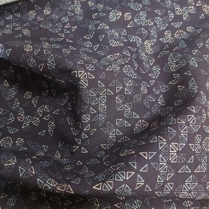 Camicia in percale di cotone blu navy con stampa digitale triangolo