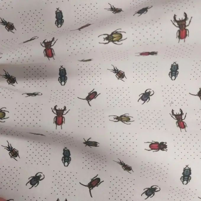 Camicia in percale di cotone bianca con stampa digitale scarabeo multicolore