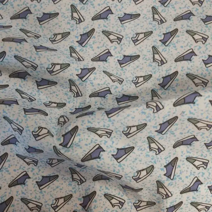 Camicia in percale di cotone bianca e blu cielo con stampa digitale sneakers