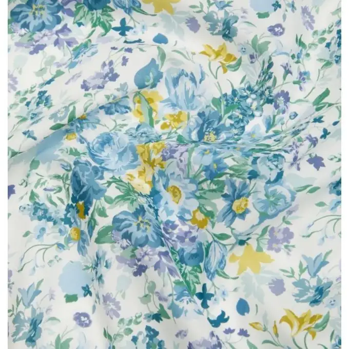 Batiste di cotone collaborazione Liberty x Bridgerton Tana Lawn® bouquet parade blu