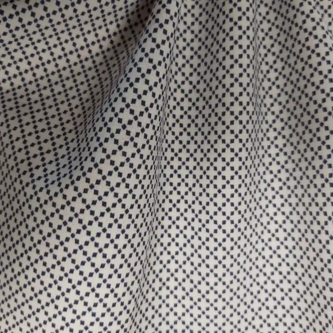 Camicia in percale di cotone bianca con stampa digitale a losanga di diamante blu