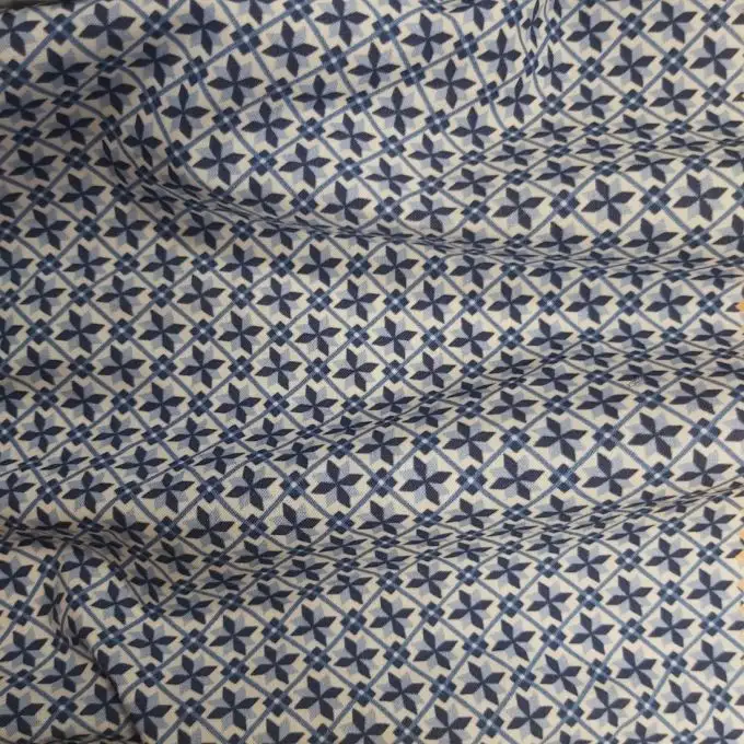 Camicia in percale di cotone bianca con stampa digitale di stella geometrica blu